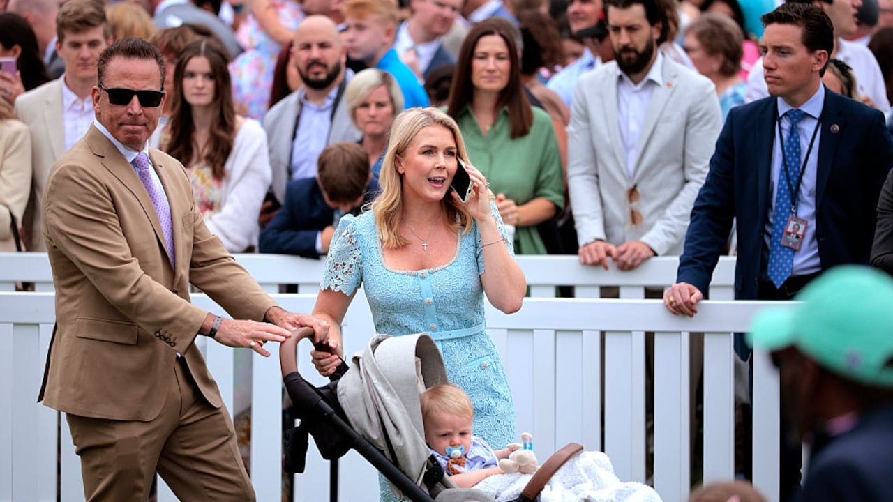 Portavoz de la Casa Blanca, Karoline Leavitt, junto con su esposo, Nicholas Riccio, y su hijo, Niko.