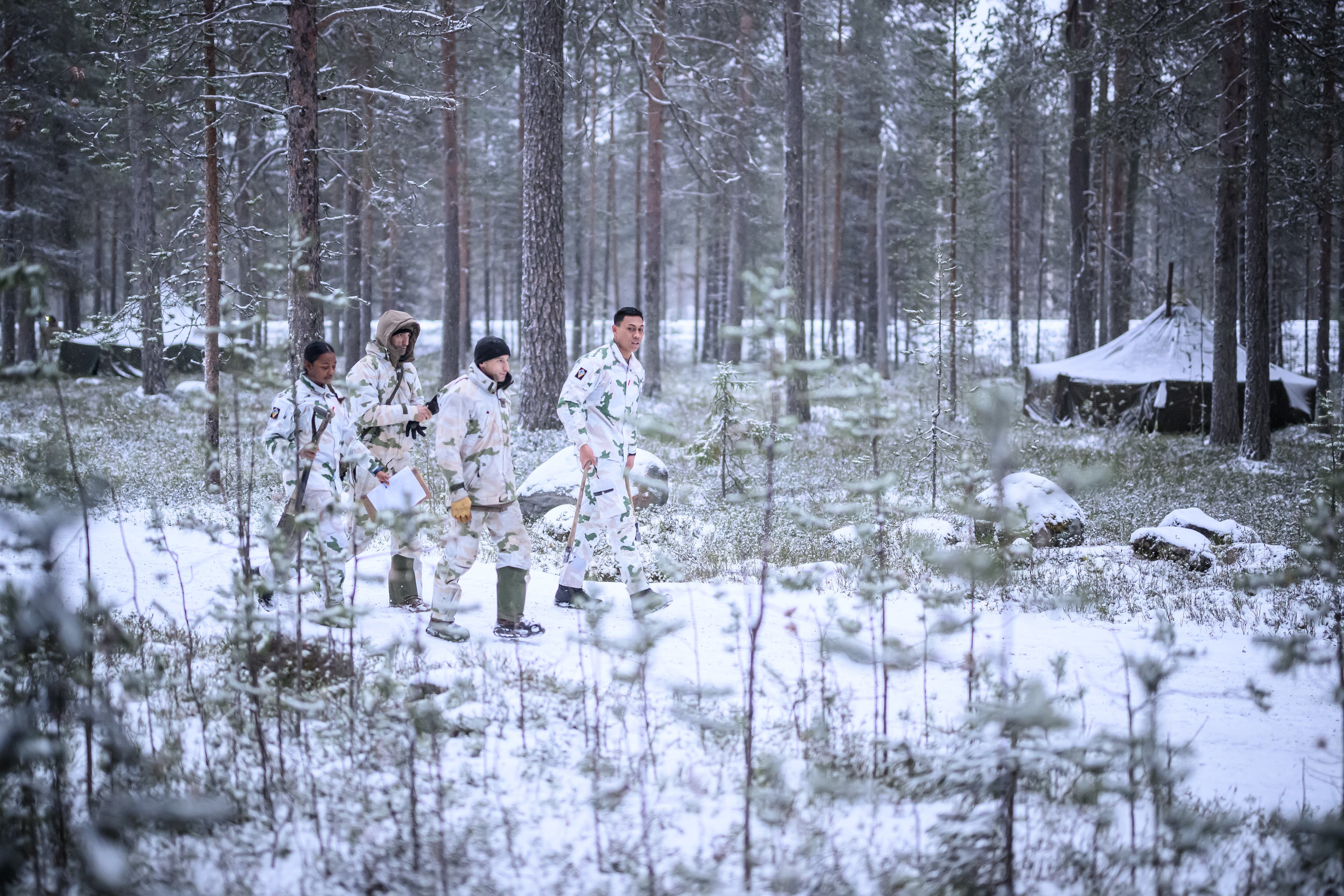 Soldados recorren el campamento mientras miembros de la Brigada Jaeger finlandesa, experta en el Ártico, entrenan a tropas británicas, suizas y francesas en logística para climas fríos el 19 de noviembre de 2024 cerca de Heinujarvi, Finlandia. Los ejercicios incluyen a militares de 28 países aliados y socios, y se llevan a cabo del 4 al 24 de noviembre en ubicaciones de Finlandia, Estonia, Alemania, Polonia y Rumanía.