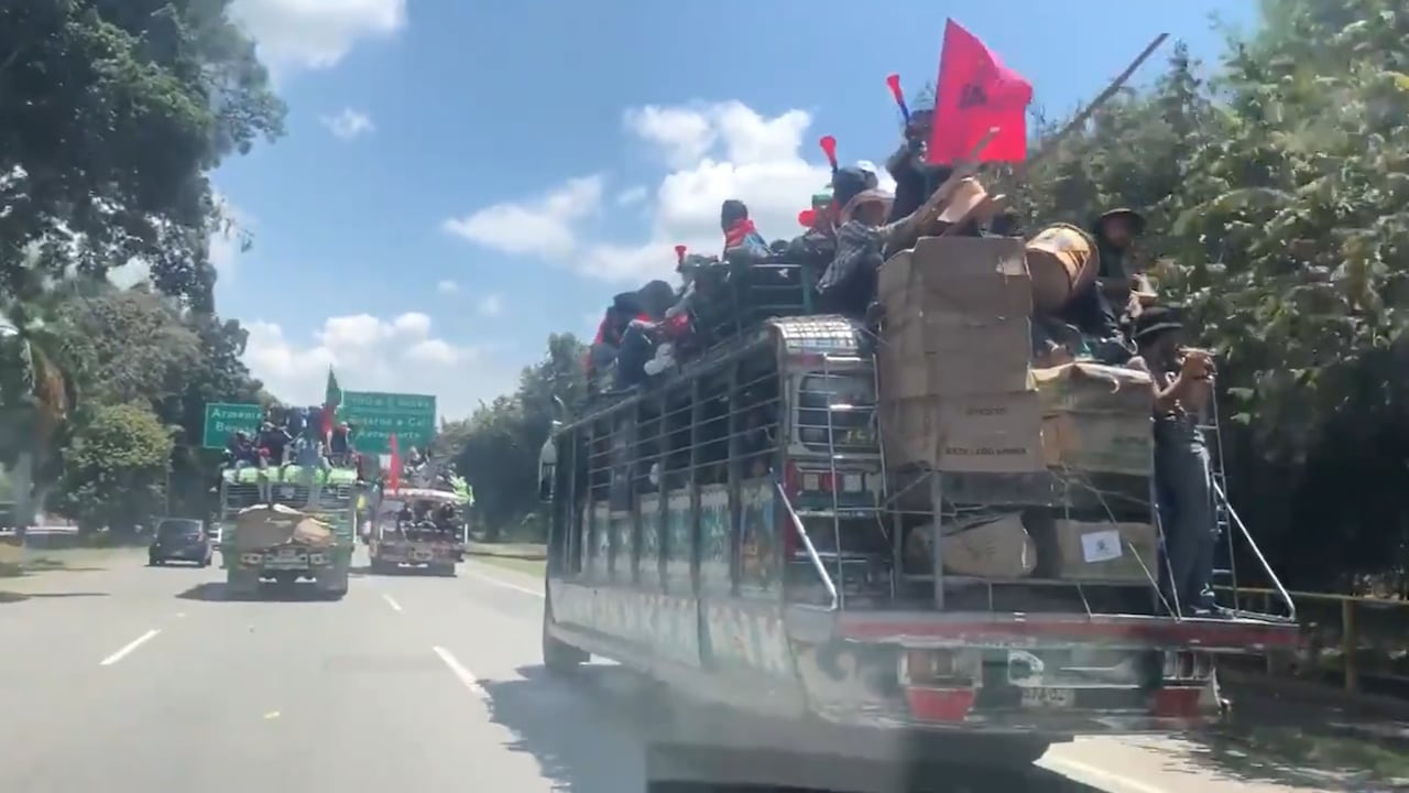 Con gente hasta encima de chivas: así viaja la minga a Bogotá
