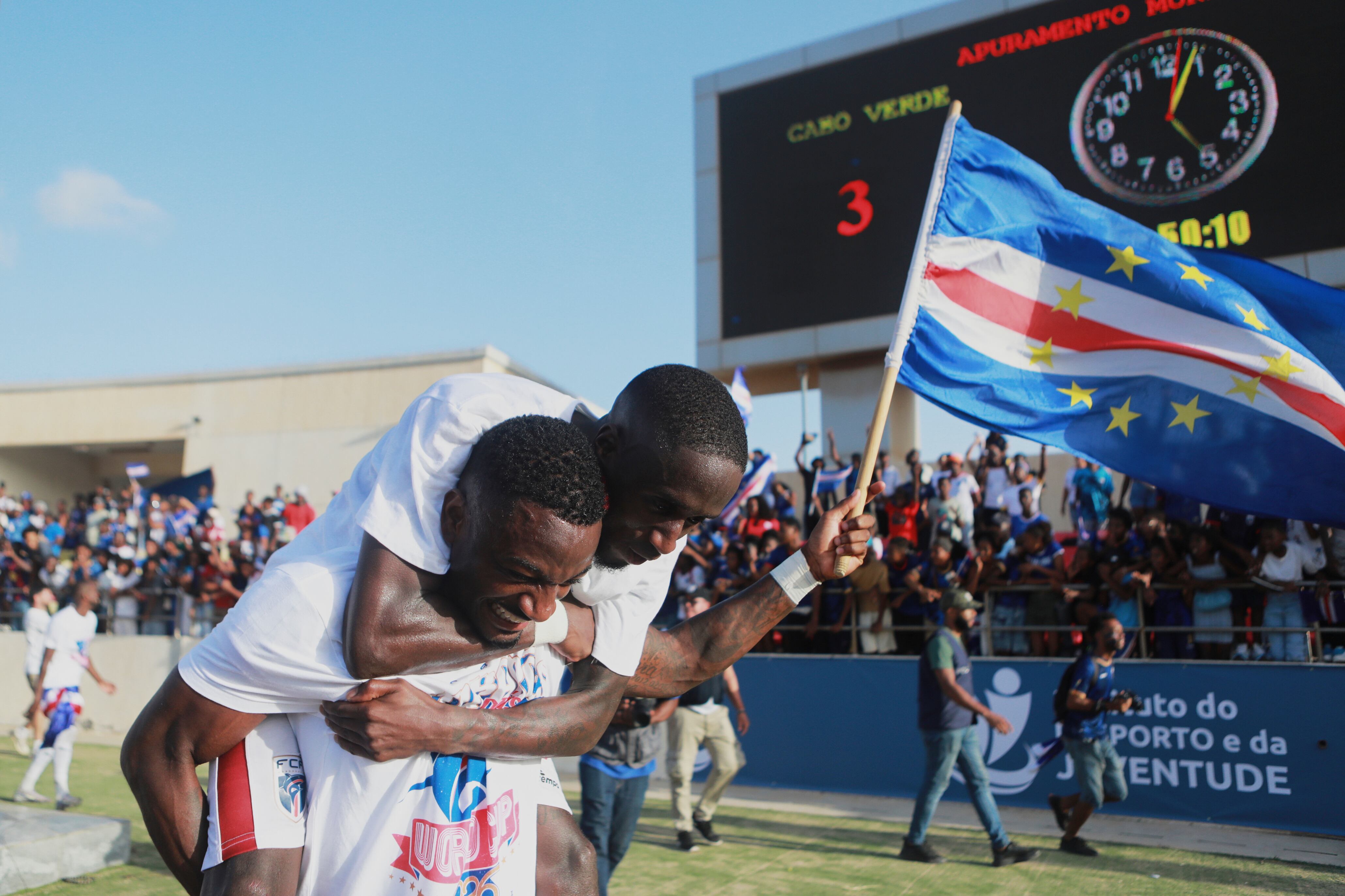 Stopira, de Cabo Verde, abajo, celebra con su compañero de equipo después de derrotar a Eswatini en un partido de fútbol de clasificación para la Copa Mundial en el Estádio Nacional en Praia, Cabo Verde, el lunes 13 de octubre de 2025, para asegurar su clasificación para la Copa Mundial 2026. (Foto AP/Cristiano Barbosa)