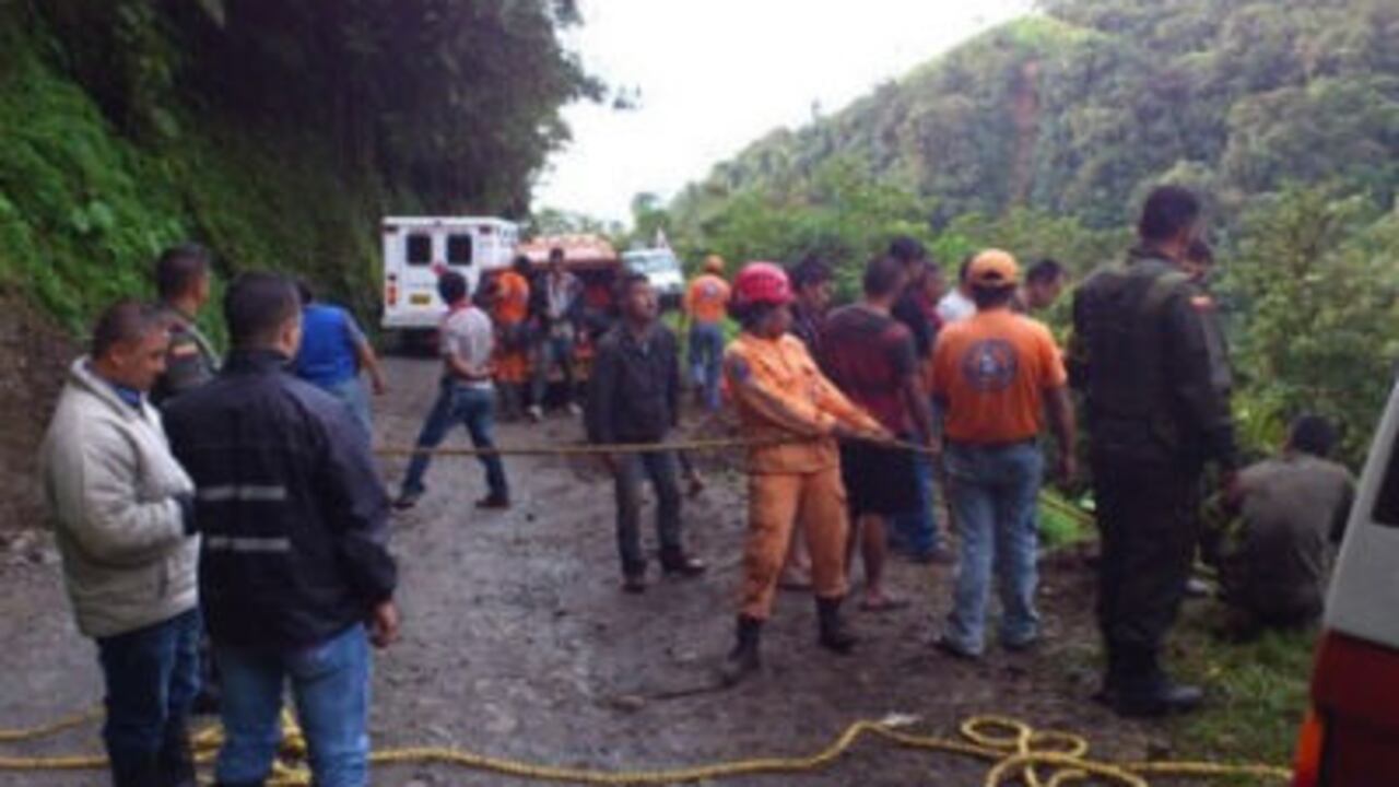 Imagen de un portal web local que muestra el operativo de rescate desplegado por la Cruz Roja en el sitio del accidente.