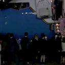 Imagen del momento en que la funcionaria estadounidense desciende de su avión en el aeropuerto de Taipéi, capital de Taiwán.