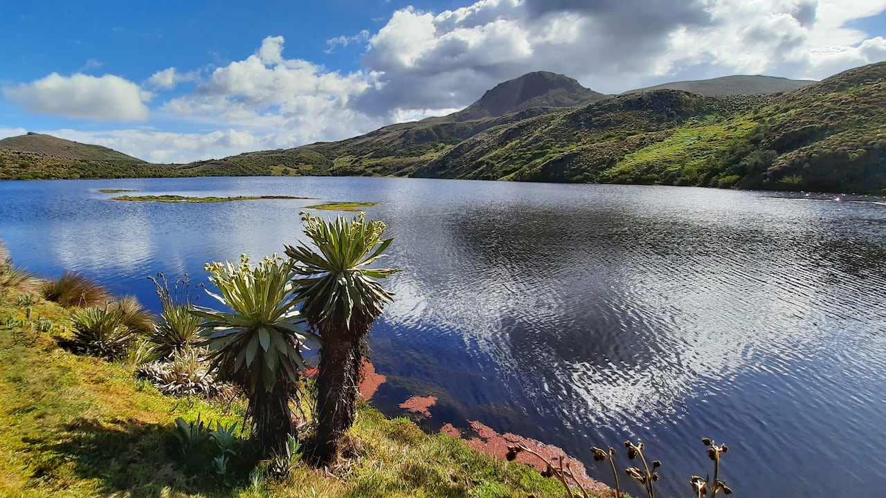 La Laguna Negra es uno de sus principales atractivos turísticos. Su color se debe a los sedimentos que la conforman, pero en realidad el agua es cristalina.
