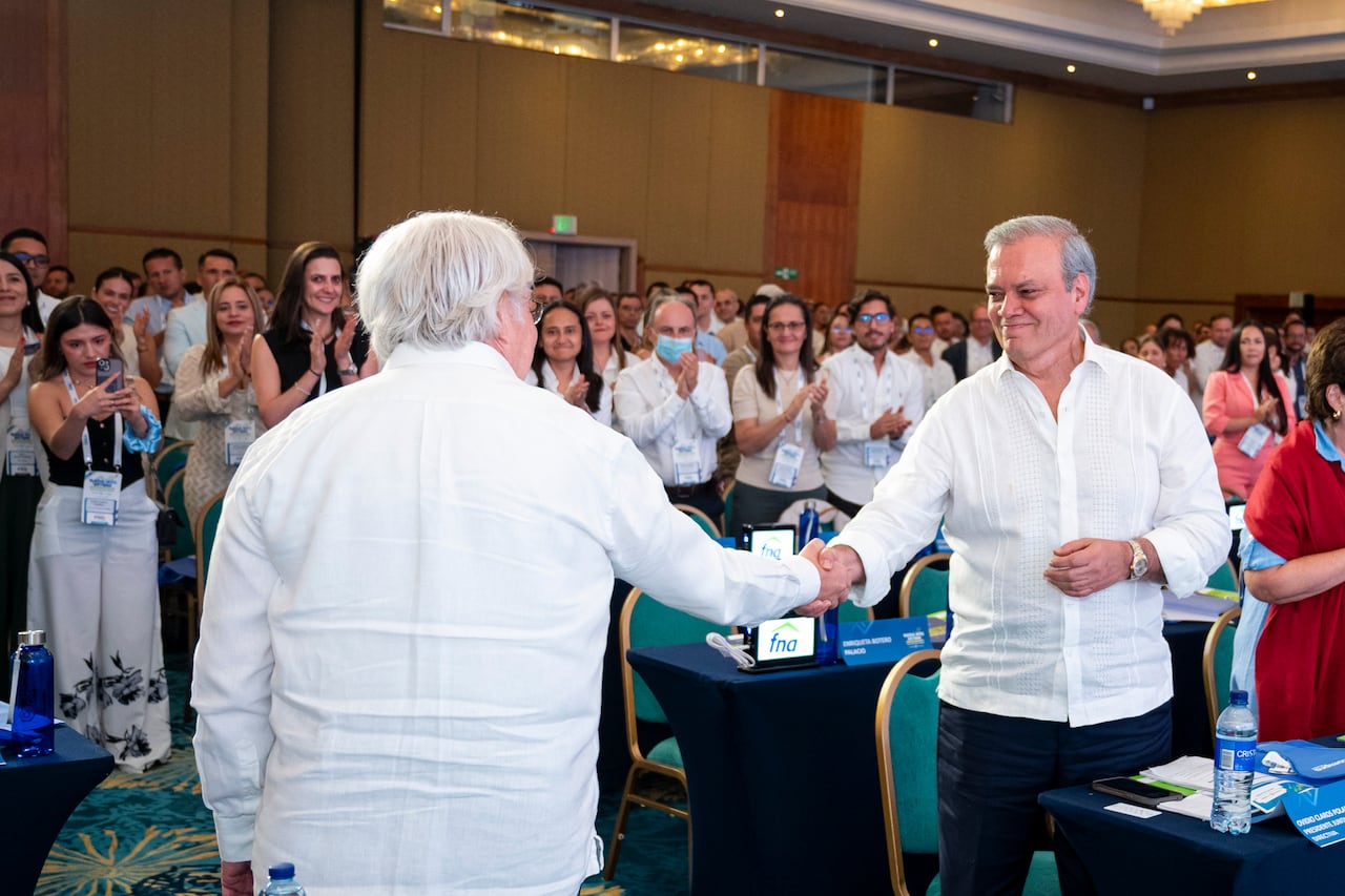 Julián Domínguez, presidente saliente de Confecámaras, y Ovidio Claros, presidente de la Cámara de Comercio de Bogotá.