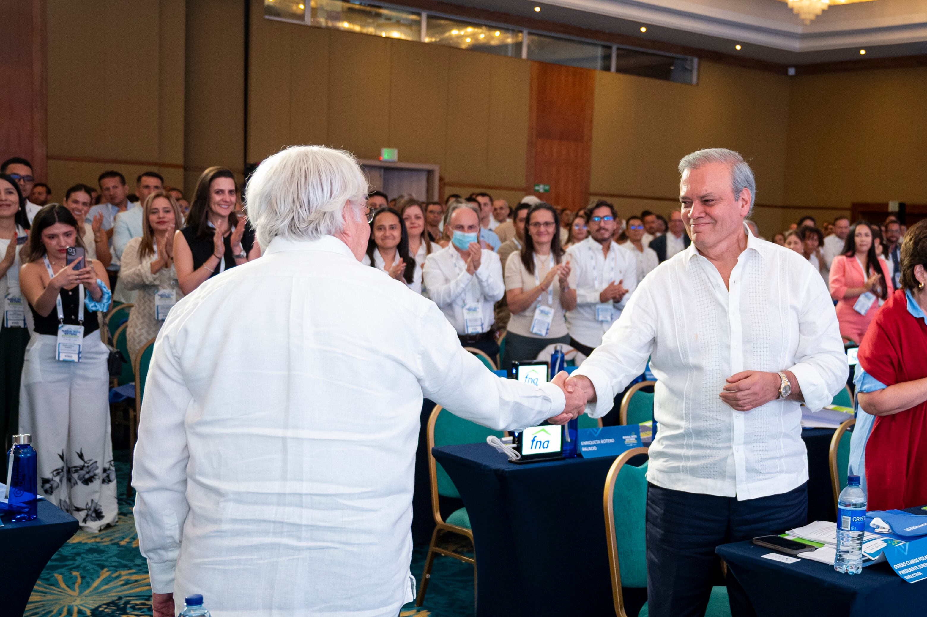 Julián Domínguez, presidente saliente de Confecámaras, y Ovidio Claros, presidente de la Cámara de Comercio de Bogotá.