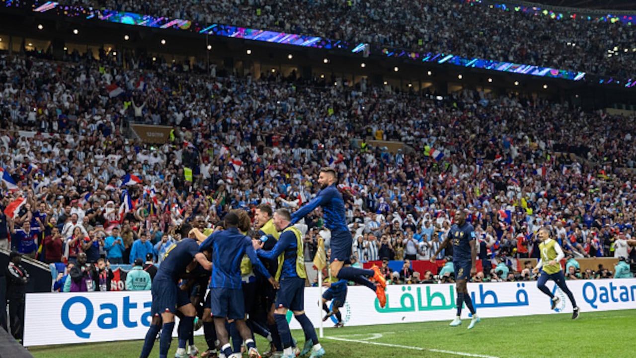 Tras finalizar el primer tiempo abajo en el marcador por dos goles, Francia logró empatar y obligó al alargue. En los 30 minutos del tiempo extra continuó el drama y hubo un gol para cada escuadra, dejando la definición en los penales.