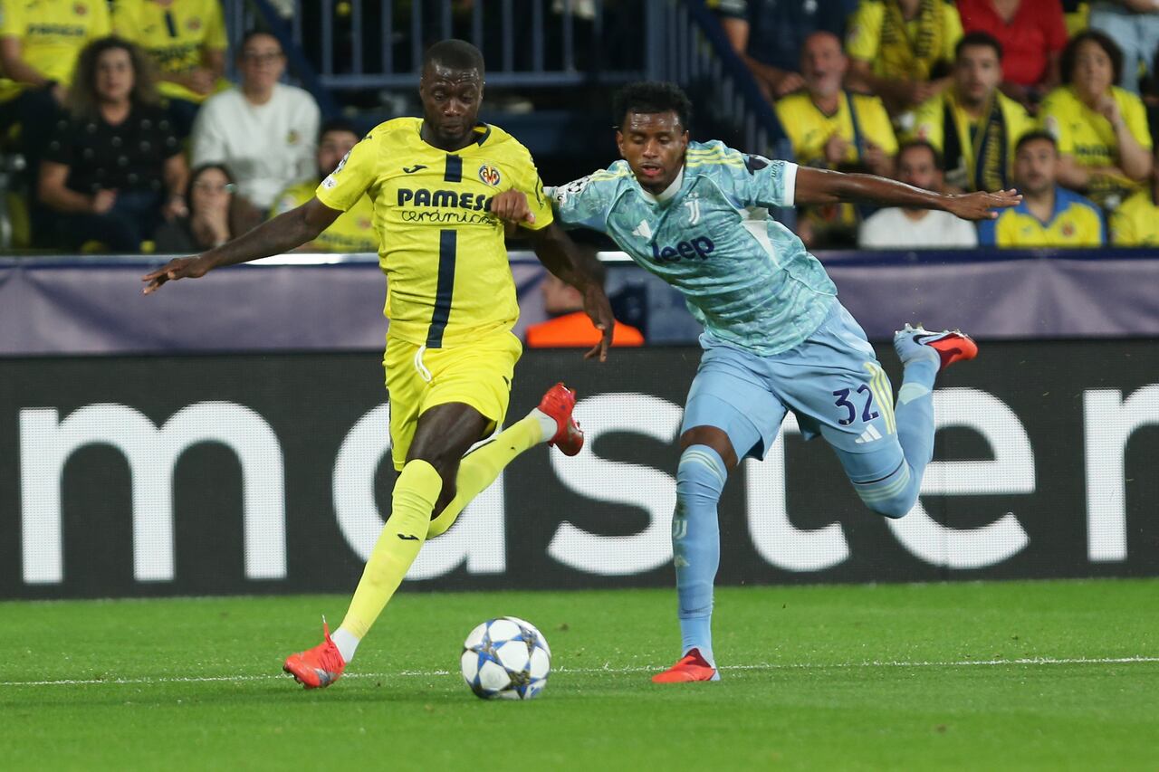 Juventus' Juan Cabal, right, challenges for the ball with Villarreal's Nicolas Pepe during the Champions League opening phase soccer match between Villarreal and Juventus at the La Ceramica Stadium in Villarreal, Spain, Wednesday, Oct. 1, 2025. (AP Photo/Alberto Saiz)