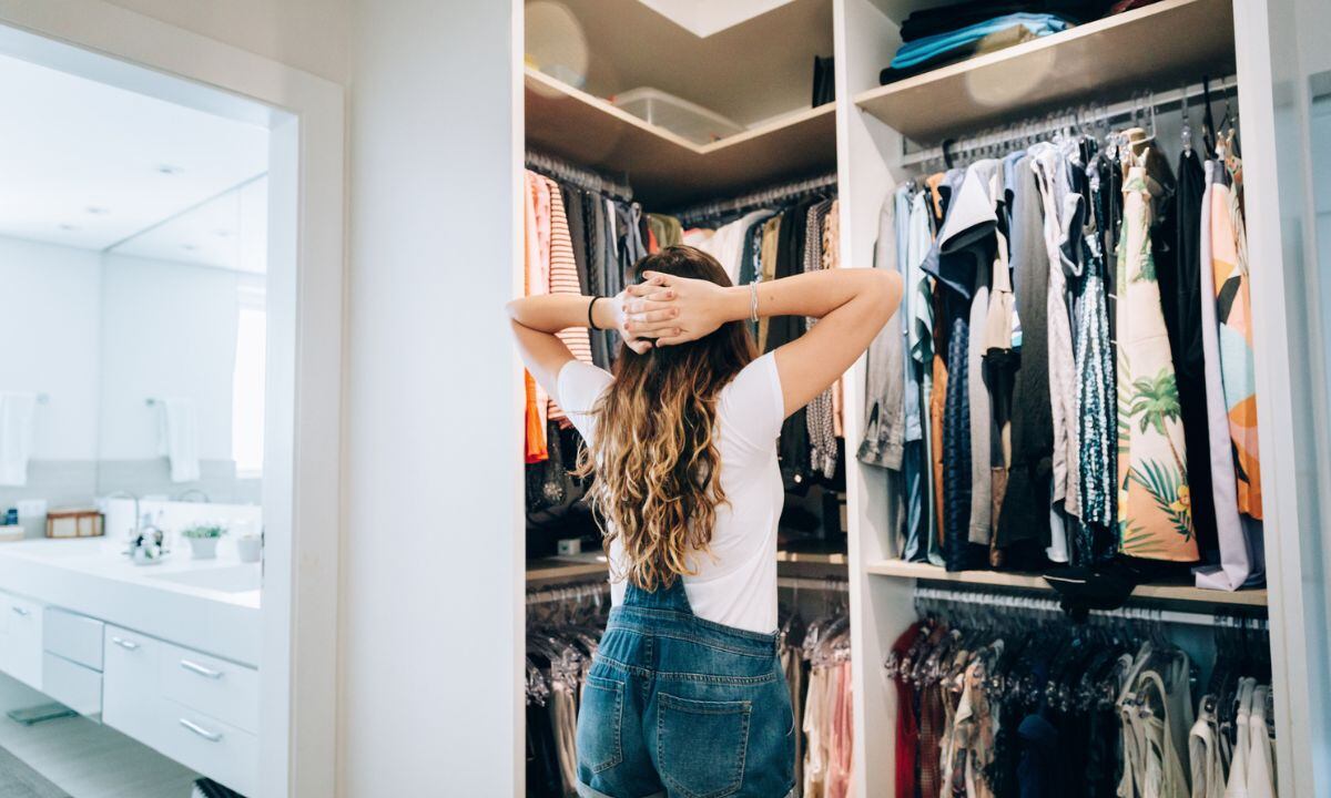 Así se debe ordenar un closet.