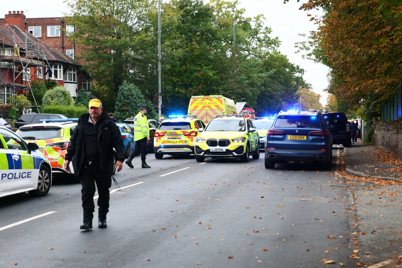 Policía y ambulancias fotografiados cerca de la sinagoga de la Congregación Hebrea de Heaton Park en Crumpsall, al norte de Manchester.