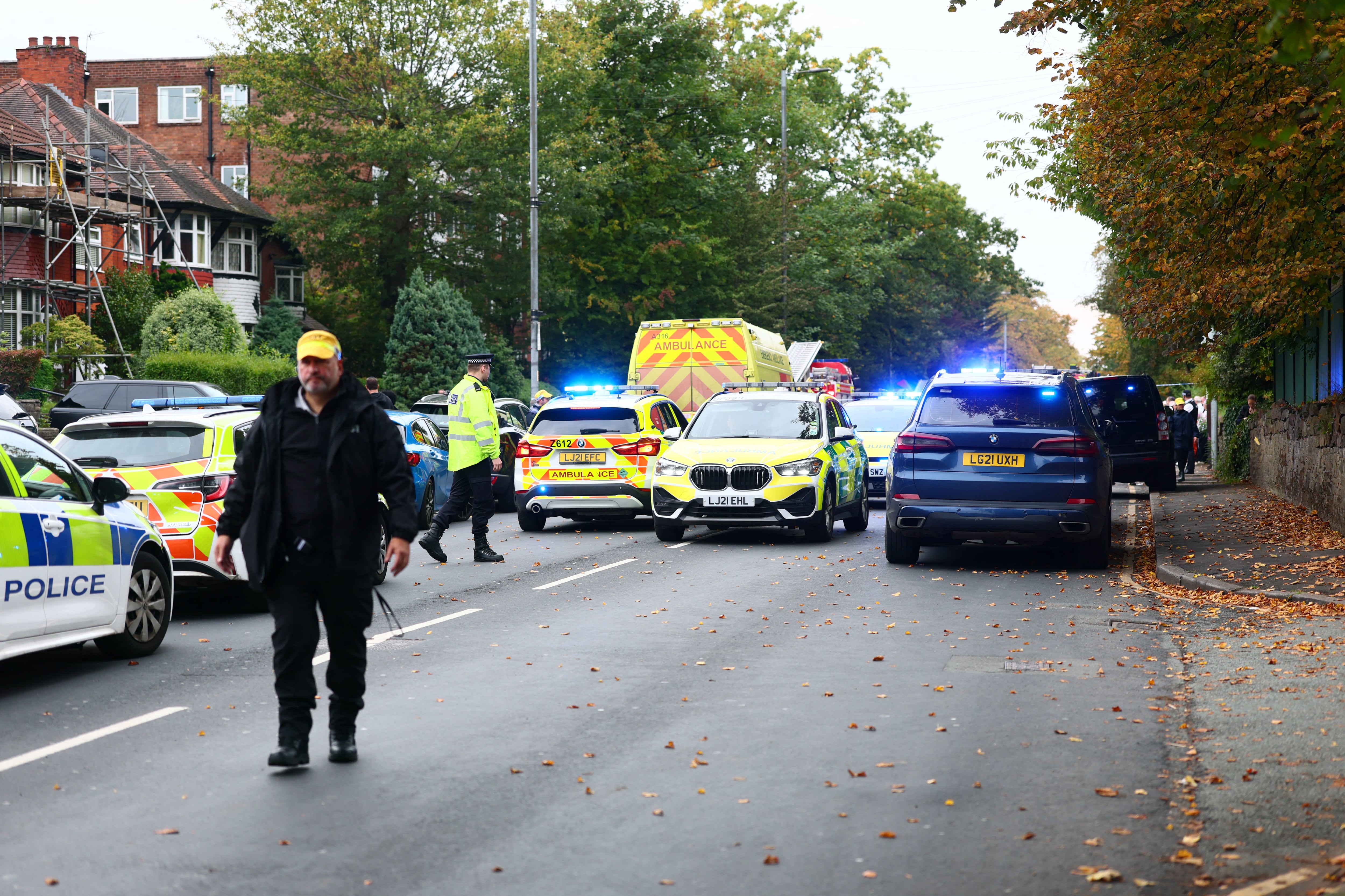 Policía y ambulancias fotografiados cerca de la sinagoga de la Congregación Hebrea de Heaton Park en Crumpsall, al norte de Manchester.