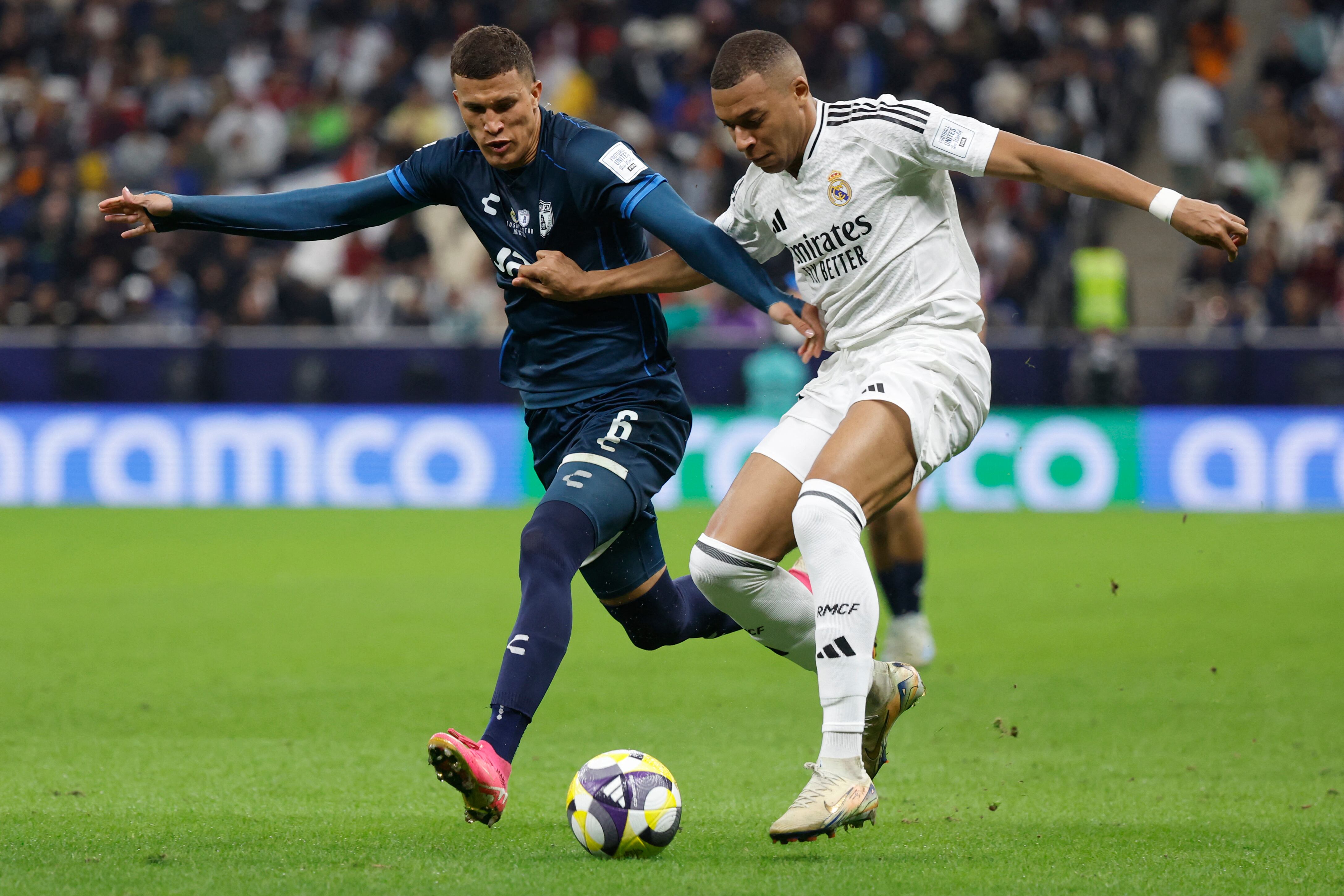 Nelson Deossa marcando a la estrella mundial, Kylian Mbappé
