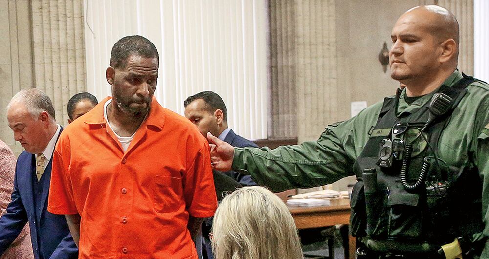 El cantante de R&B, R. Kelly, fue acusado de ser el líder de un  jefes de un violento escuadrón de trata de blancas. 