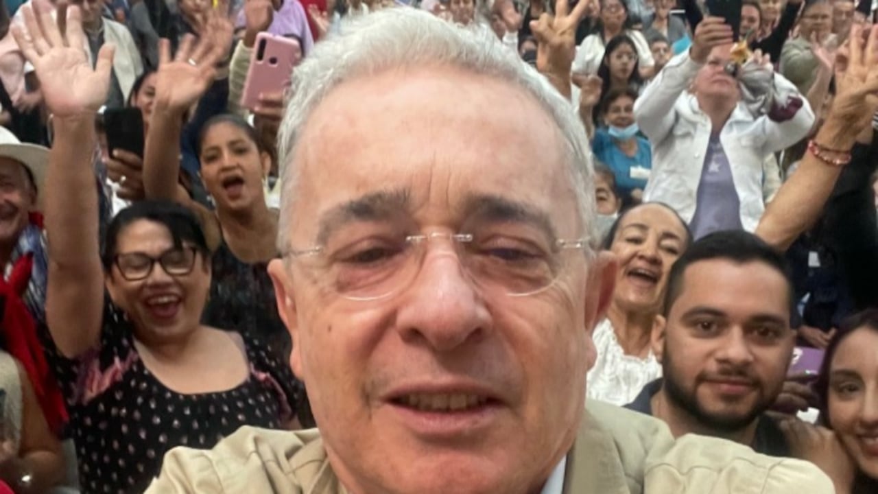 Álvaro Uribe habla de la dolorosa tragedia de la prostitución infantil en Medellín en medio de diálogos populares.