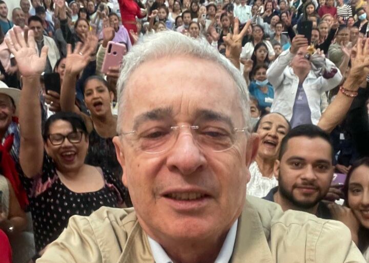Álvaro Uribe habla de la dolorosa tragedia de la prostitución infantil en Medellín en medio de diálogos populares.