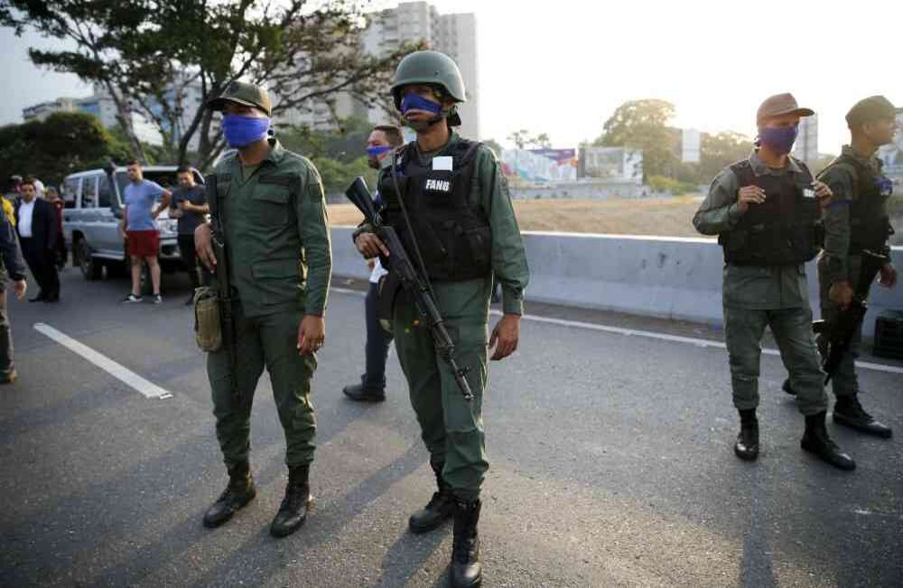 (30 abril) El gobierno de Maduro calificó las acciones de los líderes opositores como un “intento de golpe de Estado”. El ministro de Comunicación, Jorge Rodríguez, que señalo a “la derecha golpista” de ser los responsables, dijo que “en estos momentos estamos enfrentando y desactivando a un reducido grupo de efectivos militares traidores que se posicionaron en el distribuidor Altamira para promover un Golpe de Estado”.  En la foto se puede ver militares que se han rebelado y están atrincherados en el Puente Alta Mira.