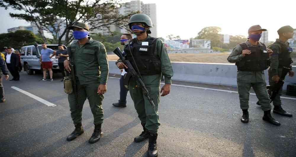 (30 abril) El gobierno de Maduro calificó las acciones de los líderes opositores como un “intento de golpe de Estado”. El ministro de Comunicación, Jorge Rodríguez, que señalo a “la derecha golpista” de ser los responsables, dijo que “en estos momentos estamos enfrentando y desactivando a un reducido grupo de efectivos militares traidores que se posicionaron en el distribuidor Altamira para promover un Golpe de Estado”.  En la foto se puede ver militares que se han rebelado y están atrincherados en el Puente Alta Mira.