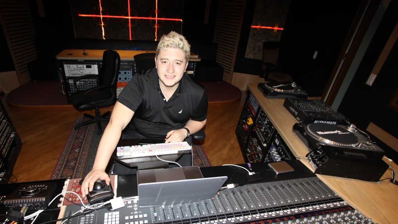 Quién es NA’VI, el galardonado colombiano detrás de producciones para Alejandro Sanz y Carlos Rivera