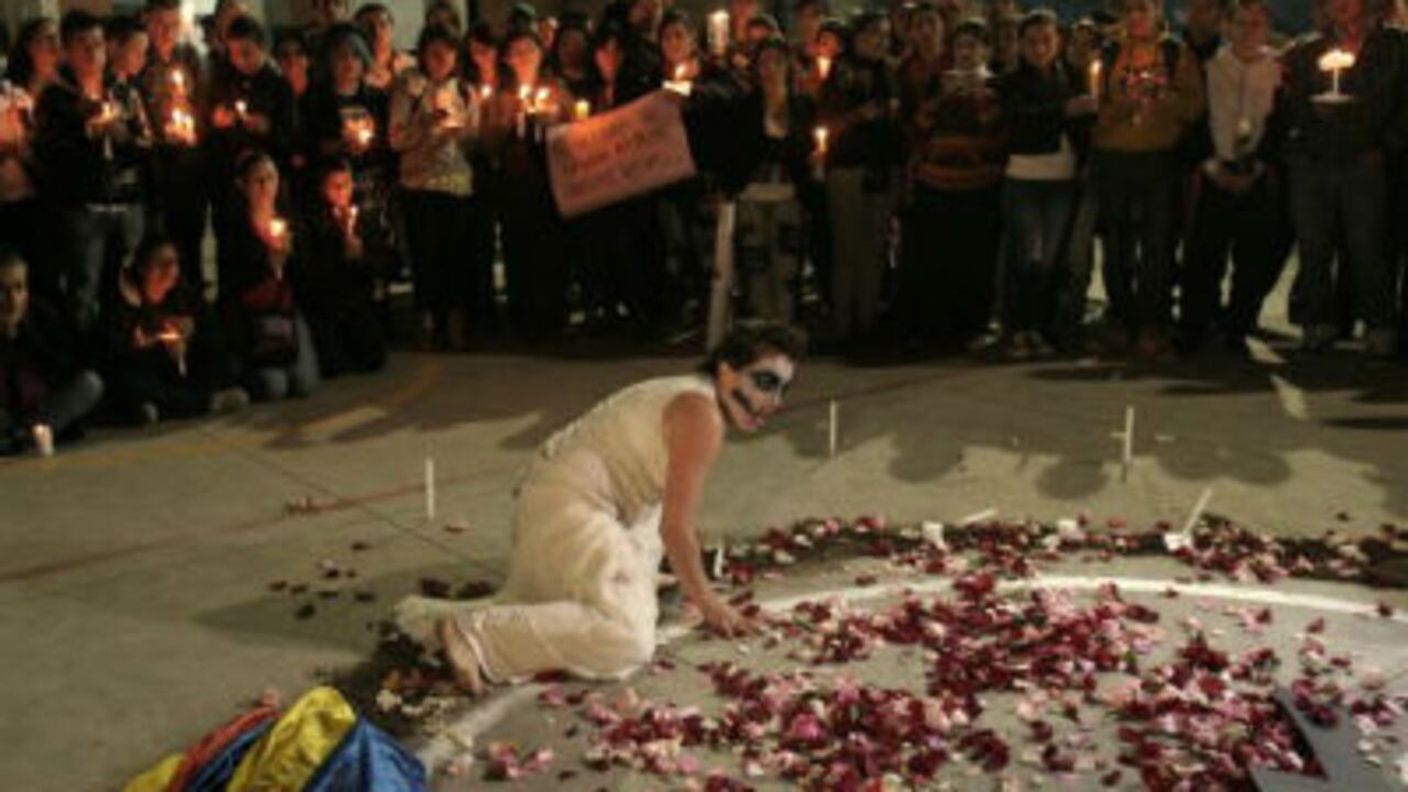 Acto de repudio al crimen contra Rosa Elvira Caely, que tuvo lugar el viernes en las instalaciones donde validaba el bachillerato, el Manuela Beltrán.