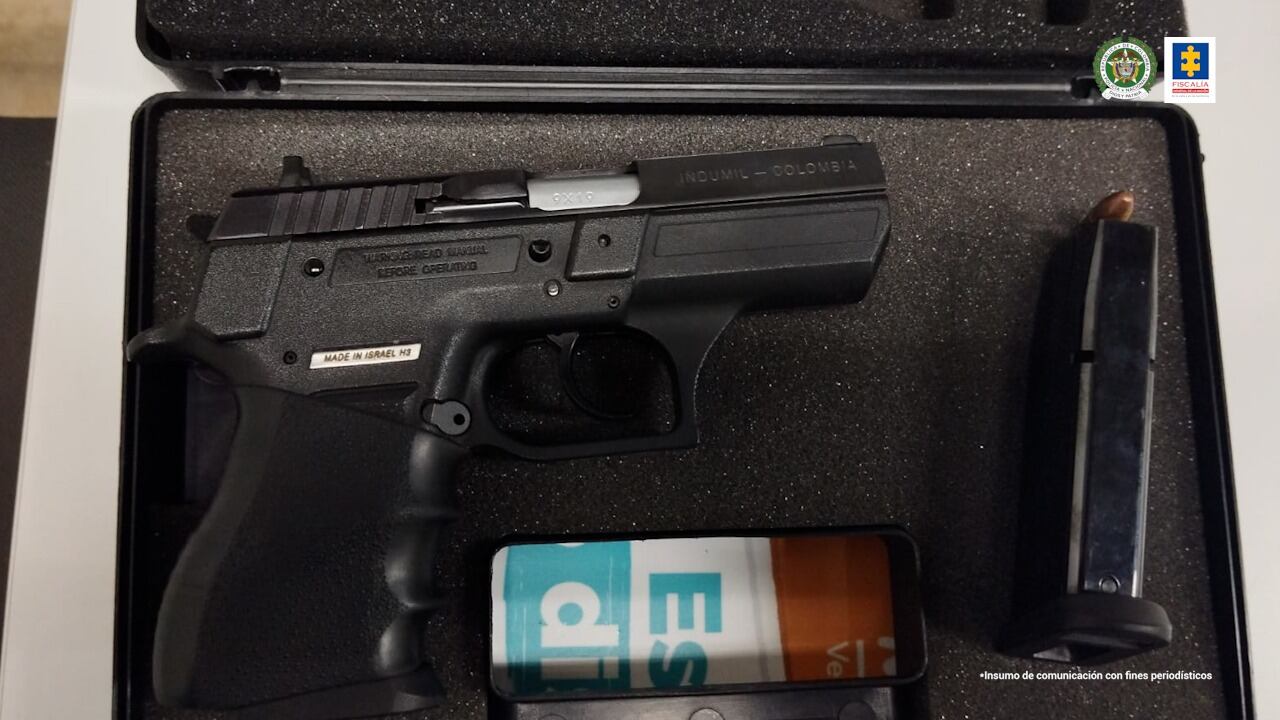 La pistola que le encontraron al supuesto religioso.