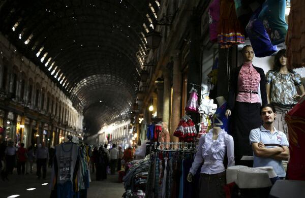Tránsito de la gente en el mercado popular de Hamidiyeh, en Damasco, capital de Siria. (AP)
