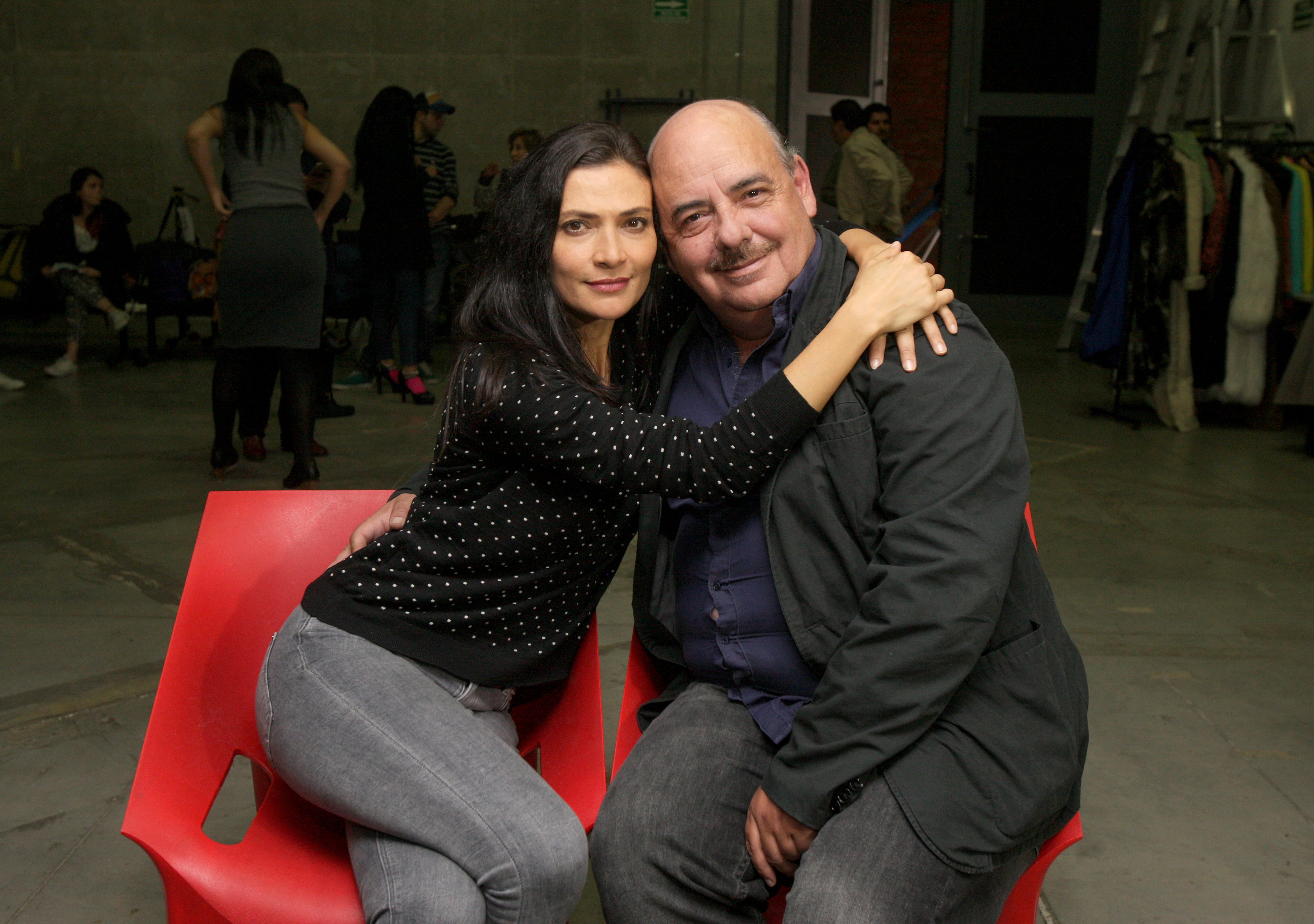 Ana María Orozco —reconocida por su personaje de Betty en la telenovela Yo soy Betty, la fea— posa con el libretista y creador  de la famosa telenovela, Fernando Gaitán, el viernes 24 de marzo  de 2017 en Bogotá. Foto: Carlos Julio Martínez / SEMANA