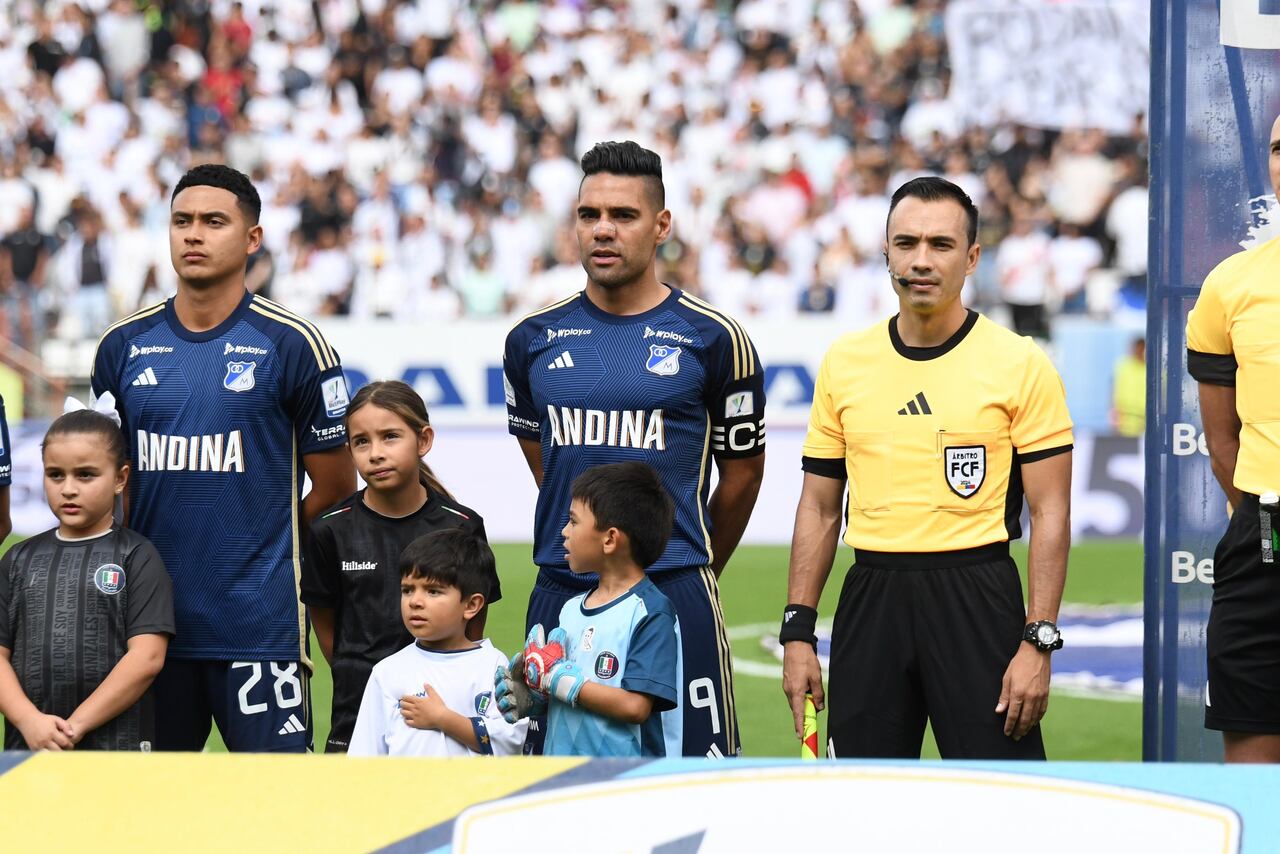 Radamel Falcao en los actos protocolarios previo al juego contra Once Caldas de Manizales.