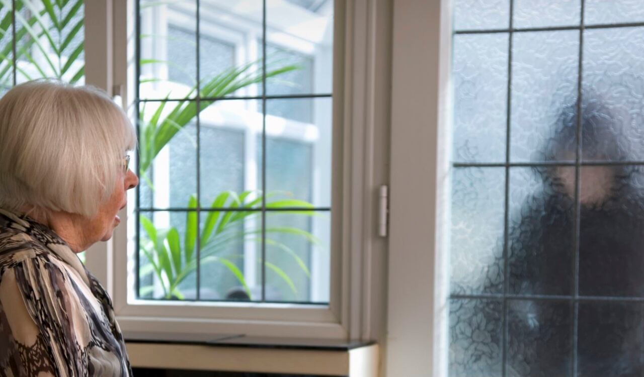 Agnes Bert, una anciana de 92 años, enfrentó a los delincuentes que querían ingresar a su casa (imagen de referencia)