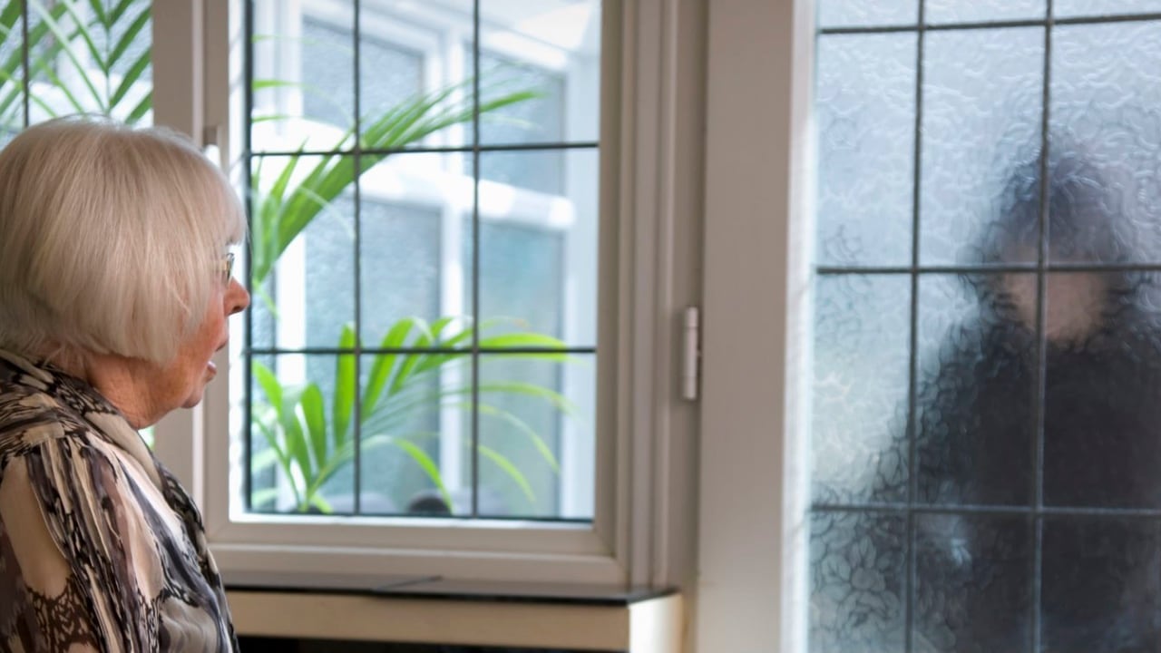 Agnes Bert, una anciana de 92 años, enfrentó a los delincuentes que querían ingresar a su casa (imagen de referencia)