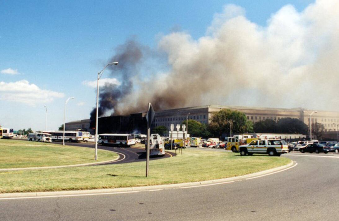 El incendio de la fachada occidental. En total ocurrieron 189 muertes en el Pentágono, 125 en el edificio y 64 a bordo del vuelo secuestrado. Foto: FBI