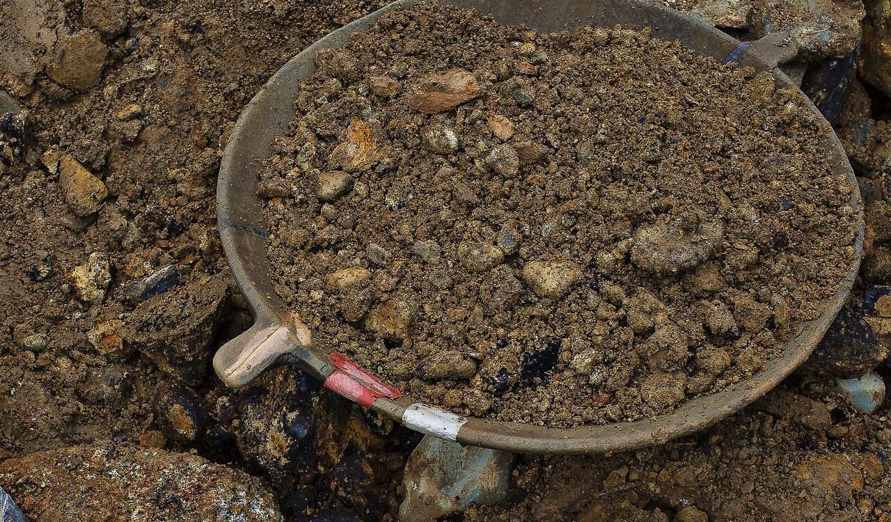 Así se explota oro en una mina ilegal en Colombia. El Mercurio es fundamental para poder extraerlo