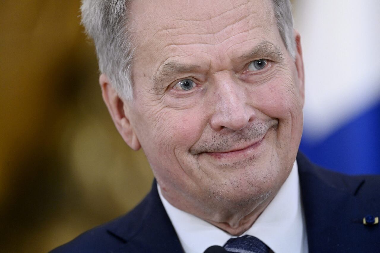 El presidente de Finlandia, Sauli Niinist , da una conferencia de prensa para anunciar que Finlandia solicitará el ingreso en la OTAN en el Palacio Presidencial en Helsinki, Finlandia, el 15 de mayo de 2022. - La invasión de Ucrania por parte de Moscú el 24 de febrero de 2022 ha cambiado la opinión política y pública en Finlandia y la vecina Suecia a favor de la membresía en la OTAN como elemento disuasorio contra la agresión rusa. (Foto de Heikki Saukkomaa / Lehtikuva / AFP) / Finlandia FUERA