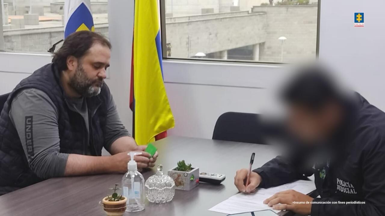 El empresario Felipe Rocha se entrega a las autoridades.