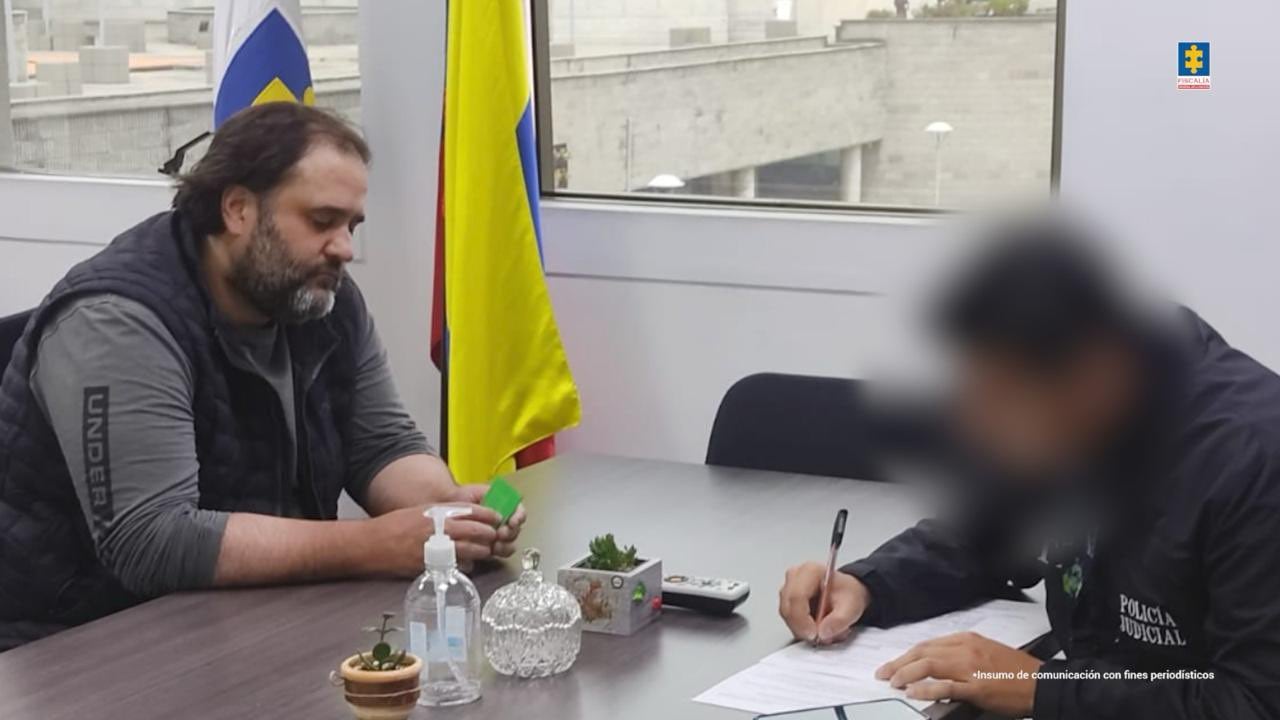 El empresario Felipe Rocha se entrega a las autoridades.