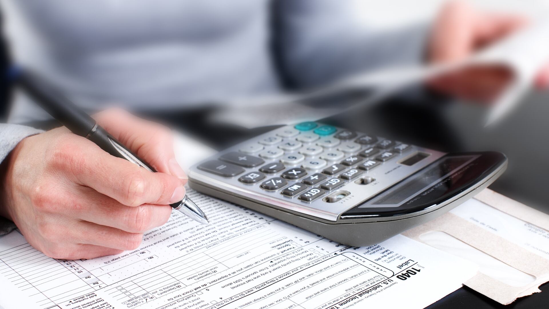 La reforma tributaria de 2022 incrementó la carga impositiva para las personas naturales, pero también creó gabelas como la del cuatro por mil.