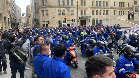 Manifestación de trabajadores de 4-72 en el Ministerio de las TIC, edificio Murillo Toro.