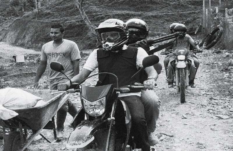Fuerzas de seguridad privada se desplazan por la mina de La Roca, en Segovia, Antioquia, uno de los principales centros de minería del país. La explotación ha causado innumerables actos de violencia.