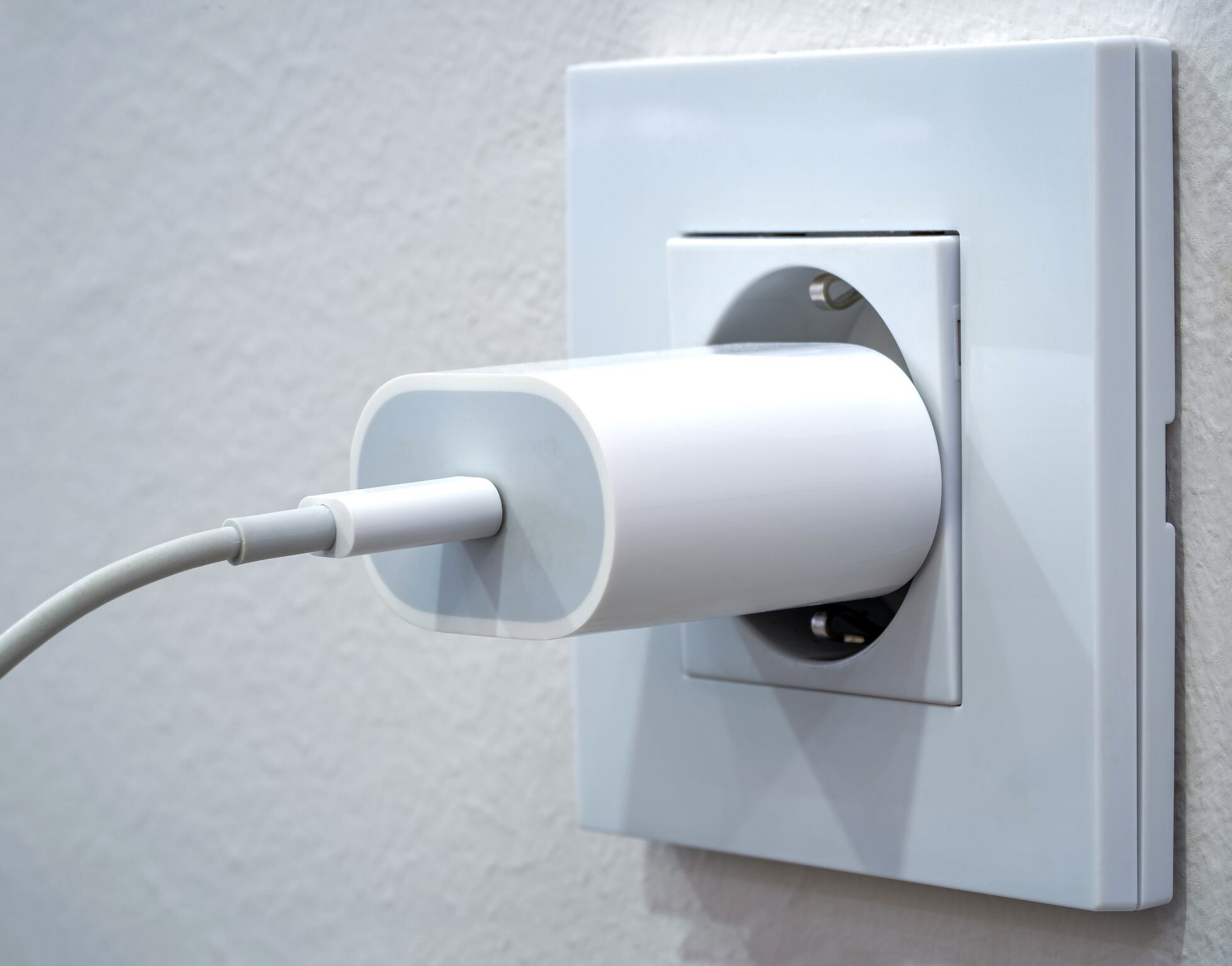 Descubra por qué desconectar el cargador del celular, incluso sin conexión, puede marcar la diferencia en su factura de electricidad y en la reducción del consumo de energía en su residencia.