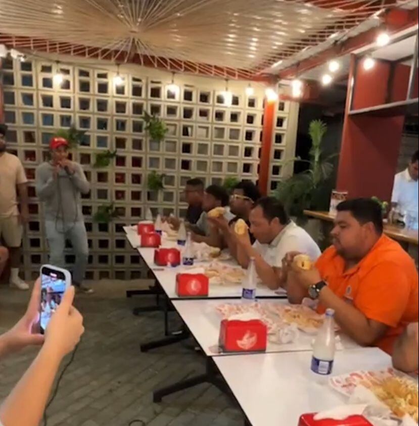 El concurso se realizó en un local de comidas rápidas.