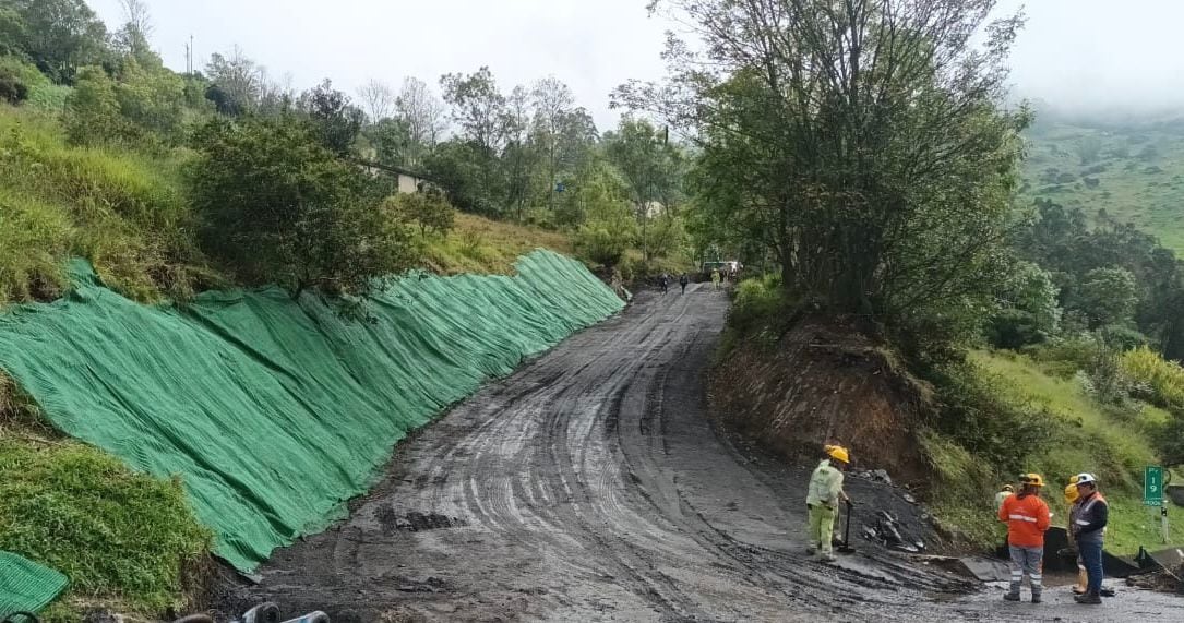 Desde el miércoles se adelantan obras de adecuación de cunetas y laterales,
rocería y poda de descoles, lavado y sellado de grietas para rehabilitar este paso. Foto: ANI / El País.