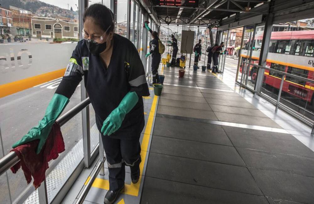 Además de estas estrategias, funcionarios de TransMilenio están distribuidos por todo el sistema con el fin de brindar atención y responder a las inquietudes de los usuarios. Varios de ellos se movilizan dentro de los buses para dar recomendaciones de protección. Foto: Juan Carlos Sierra-SEMANA