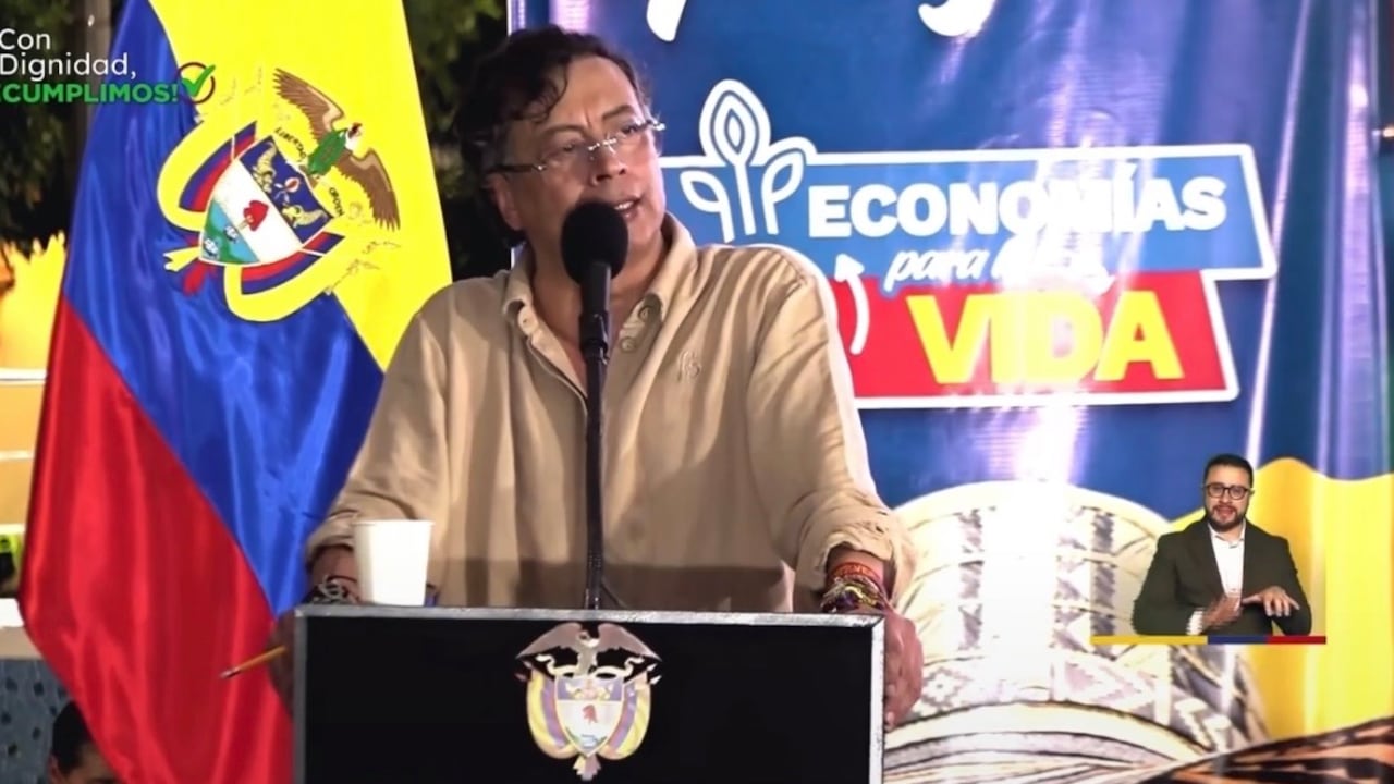 El presidente Gustavo Petro agitó su bandera de la constituyente.