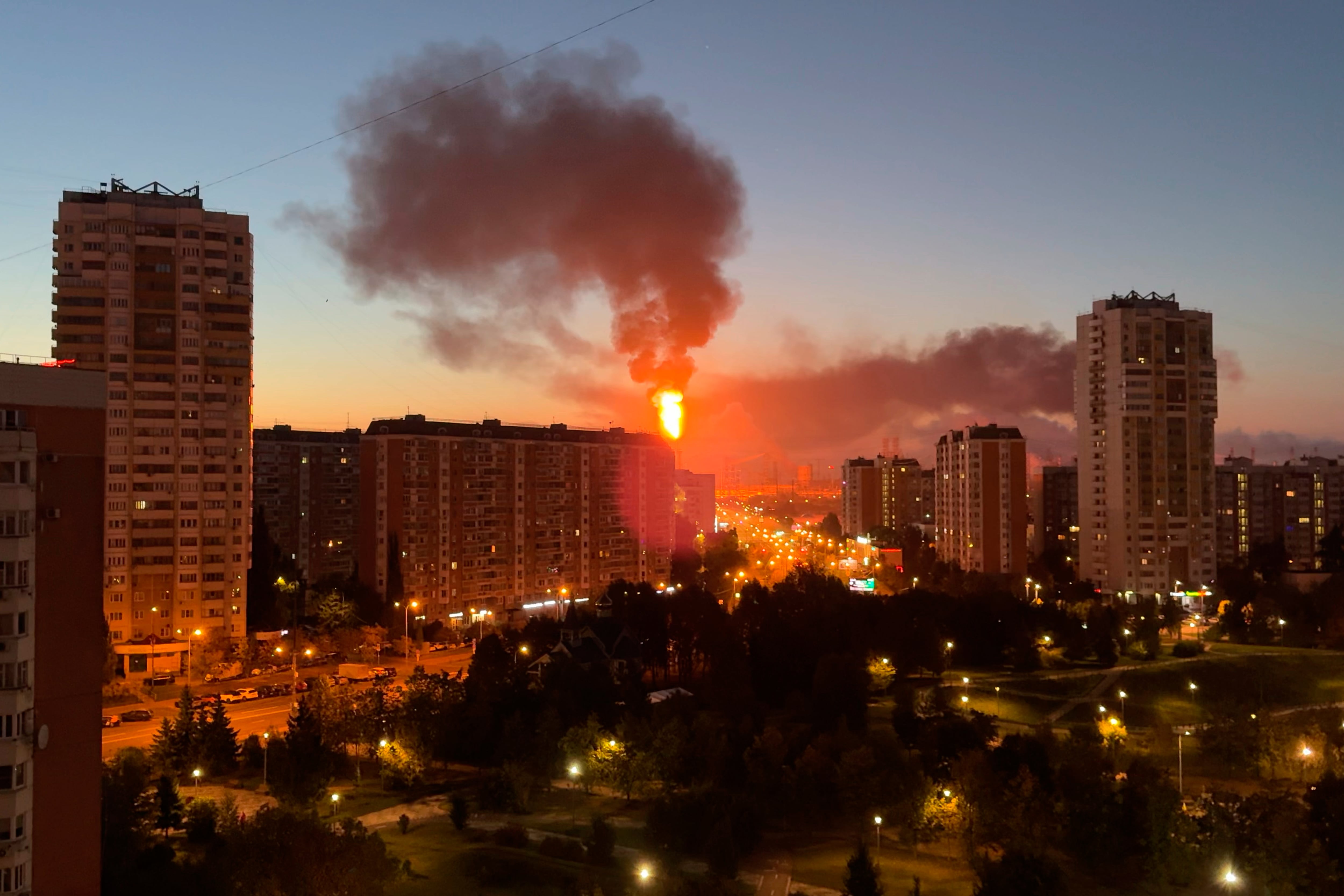 Llamas y humo se ve elevan desde una refinería de petróleo en Moscú en el sureste de la ciudad, tras un gran ataque de drones ucranianos.