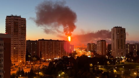 Llamas y humo se ve elevan desde una refinería de petróleo en Moscú en el sureste de la ciudad, tras un gran ataque de drones ucranianos.