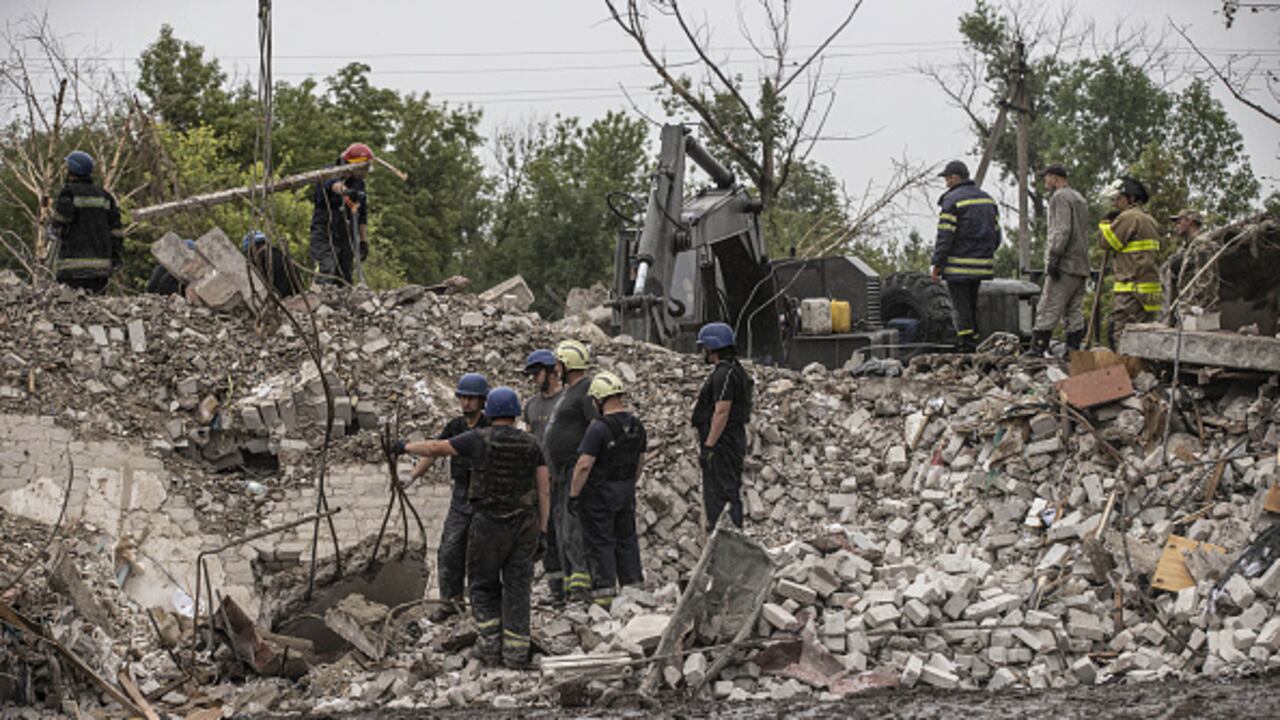 Consecuencias del bombardeo ruso en Chasiv Yar, Ucrania.