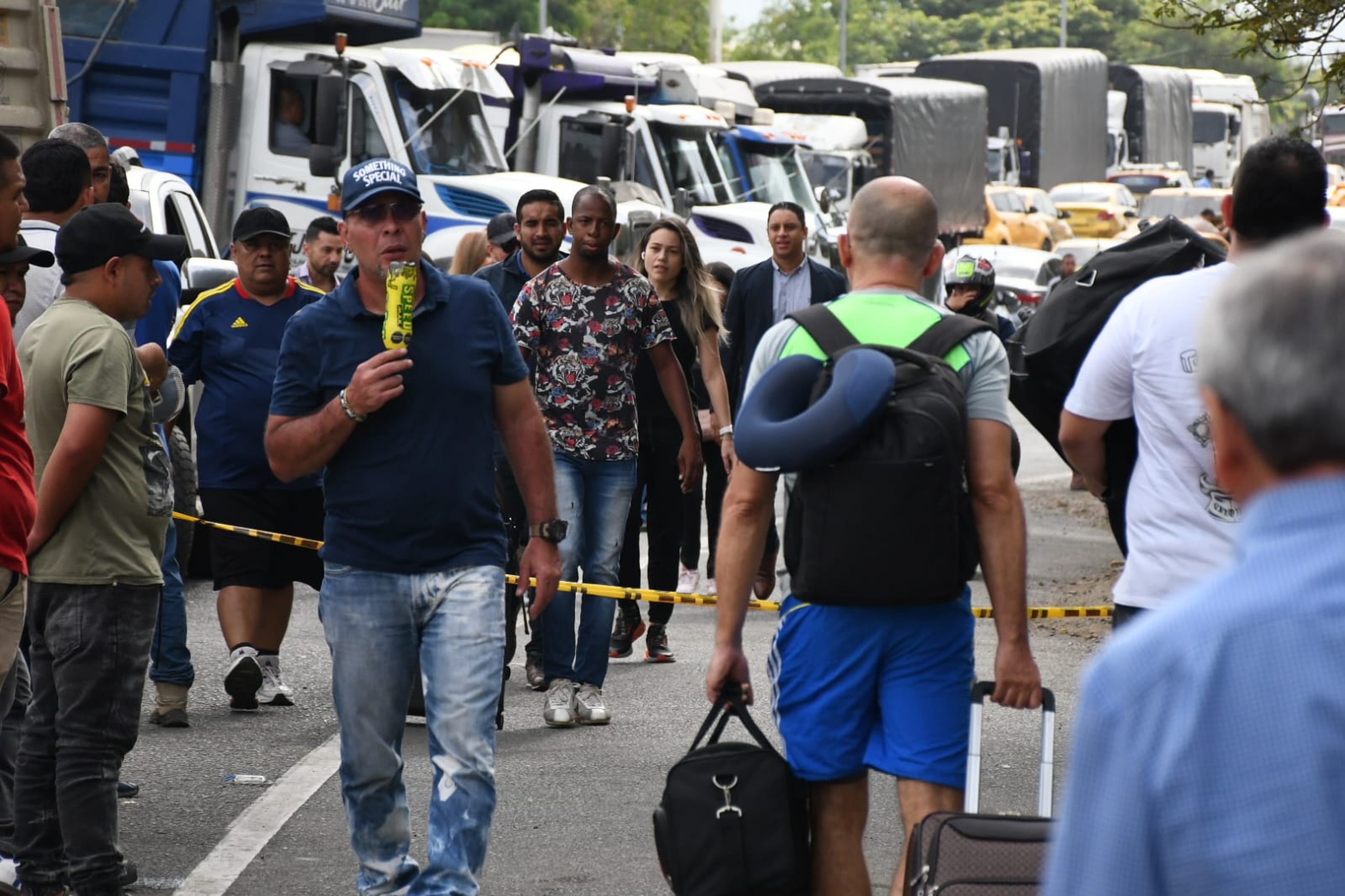 bloqueo de camioneros en el paso del comercio, pasajeros que van al aeropuerto Alfonso Bonilla deben pasar caminando.