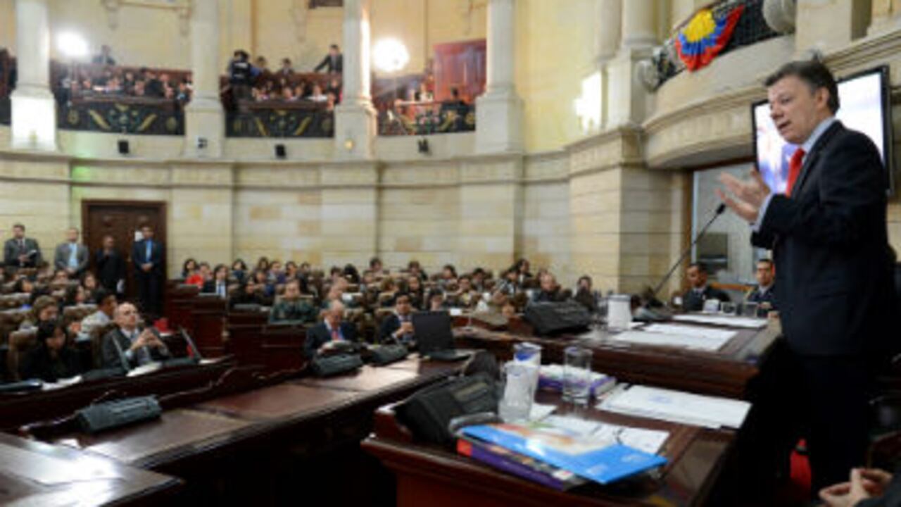 “Mientras se da la discusión a nivel mundial sobre la eficacia de la actual política antidrogas, Colombia seguirá la lucha contra el narcotráfico de manera contundente”, dijo Santos.