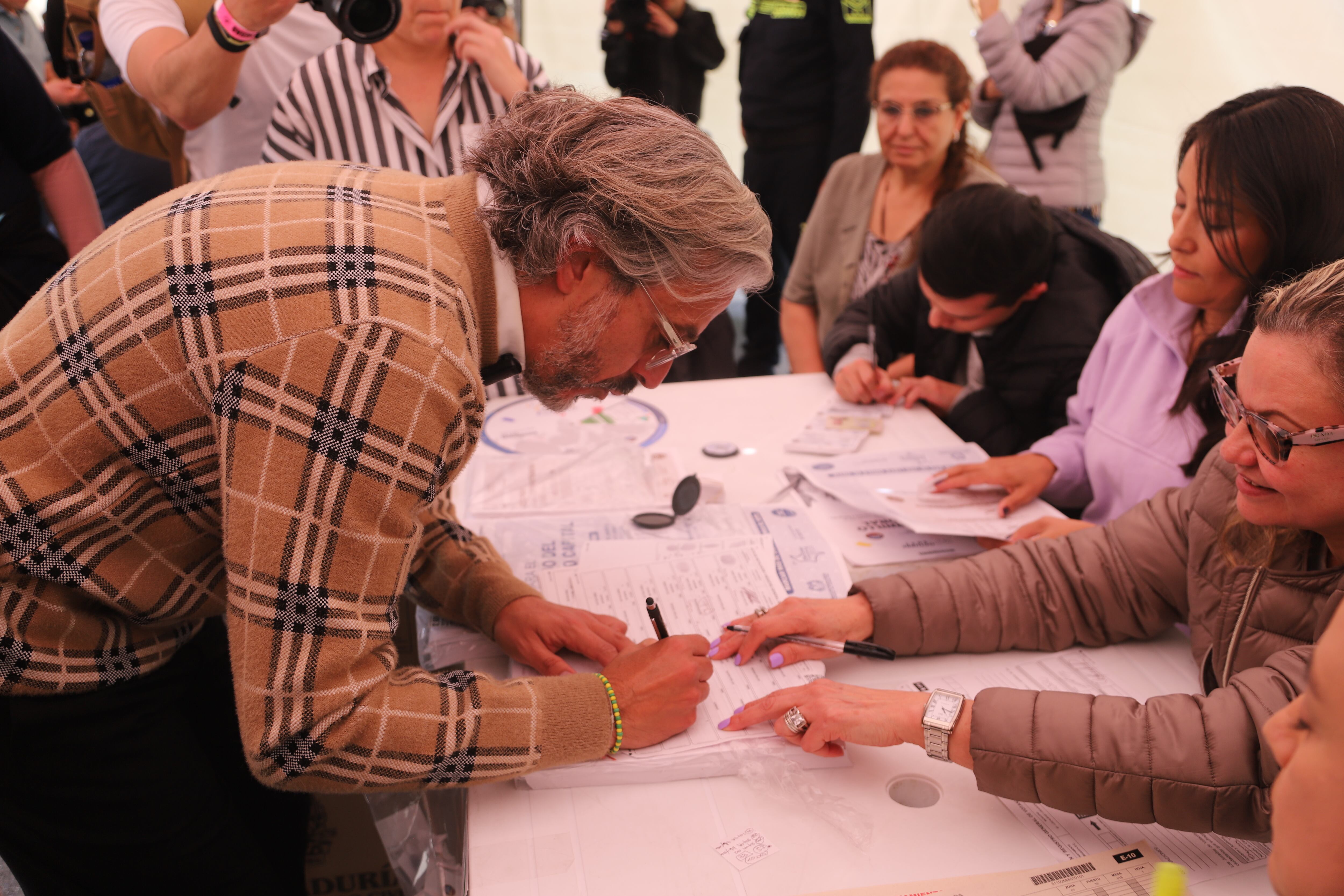 el candidato a la Alcaldía de Bogotá, Juan Daniel Oviedo ejerce su derecho al voto