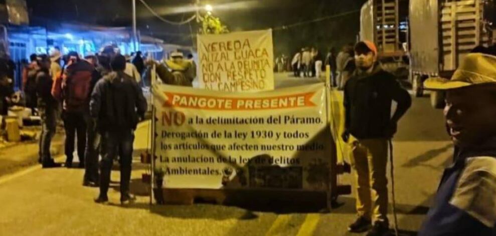 Habitantes de páramos de Santurbán y Almorzadero en Santander, protestan en la vía Piedecuesta - Cúcuta.