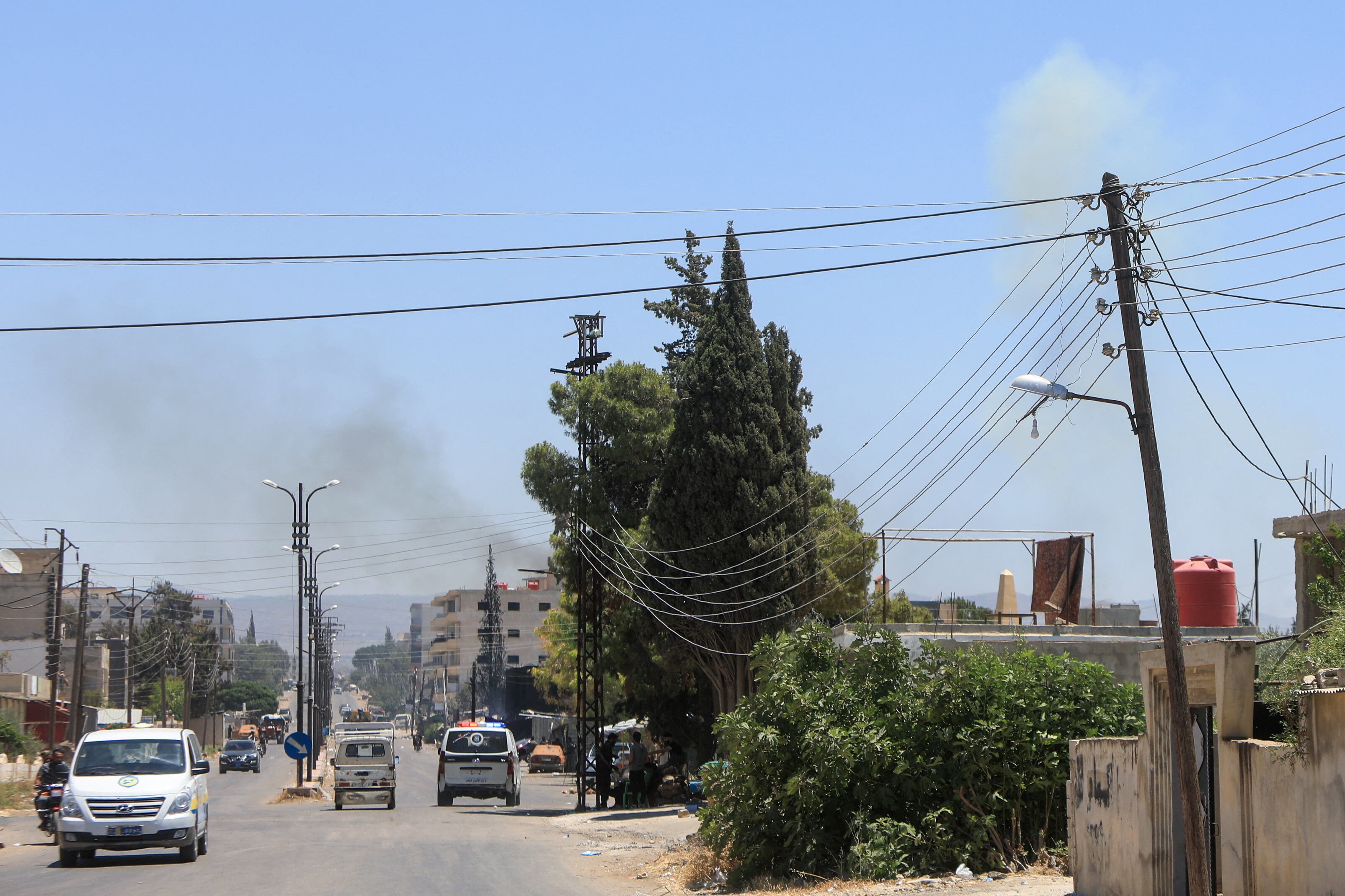 Columnas de humo se elevan durante los ataques israelíes en las cercanías de la ciudad de Sweida, al sur de Siria.