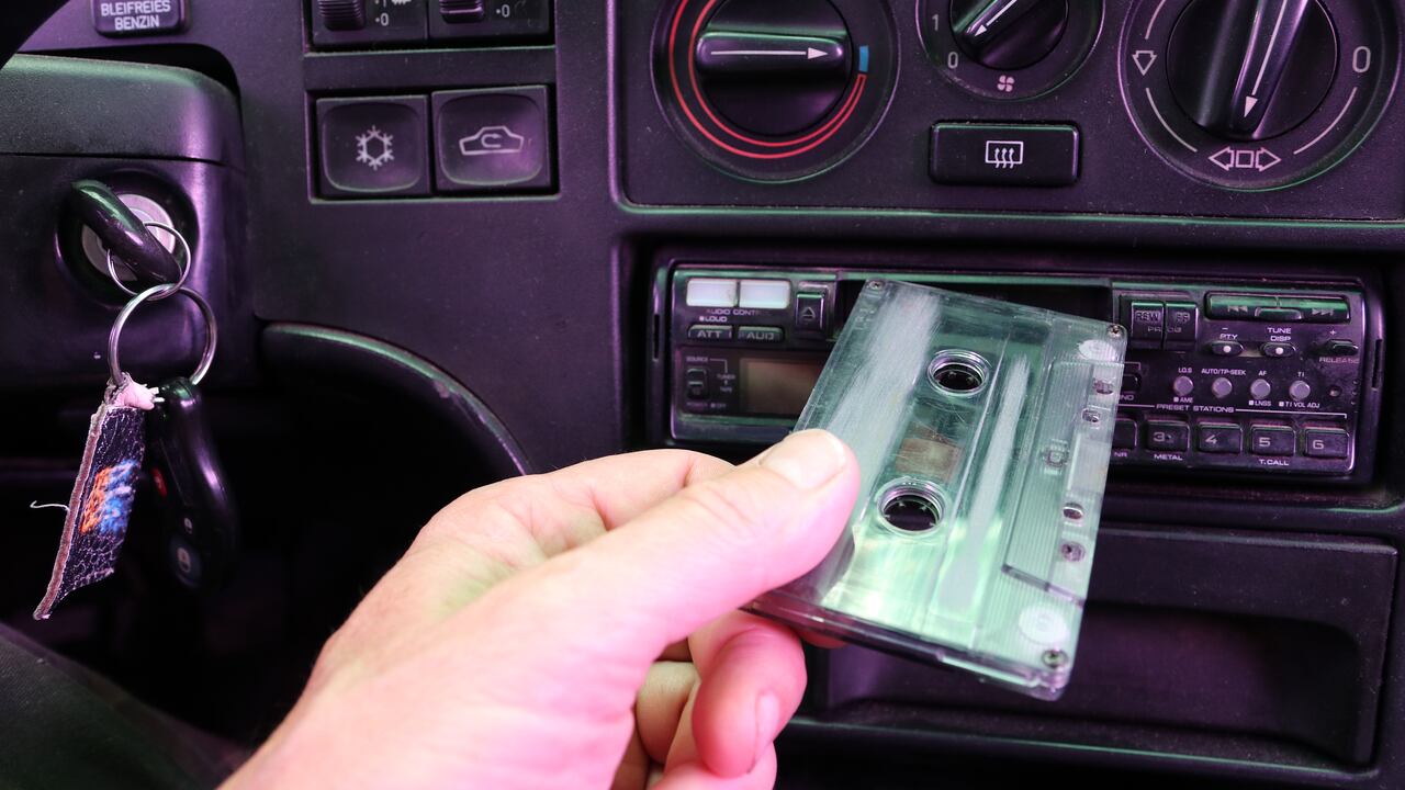 Los reproductores de cassette desaparecieron y dieron paso a lectores de CD y sistemas de conexión Bluetooth.